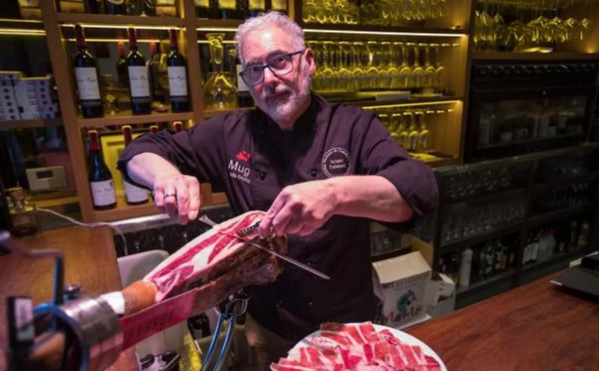 El arte del corte preparando un jamón