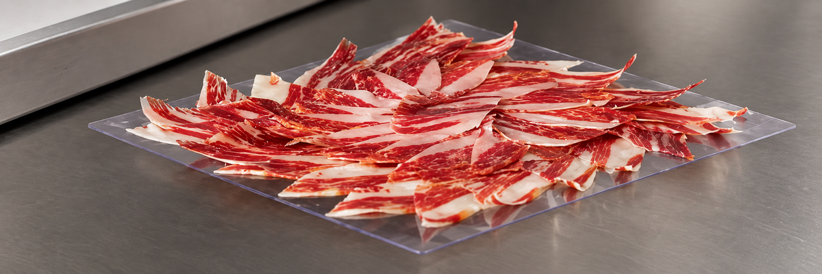 Lonchas de jamón en bandeja